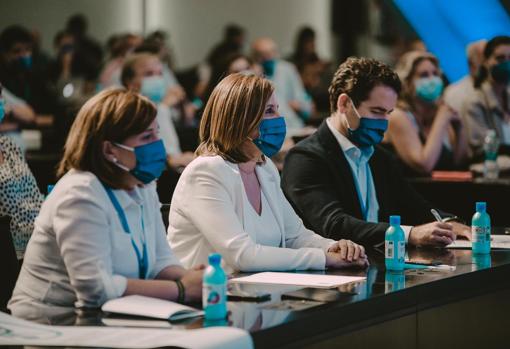 Isabel Bonig, María José Catalá y Teodoro García Egea, durante el cónclave