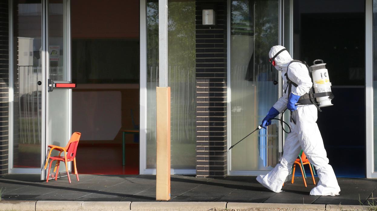 Desinfección de una escuela infantil de Palencia en la que se ha detectado un caso positivo por coronavirus