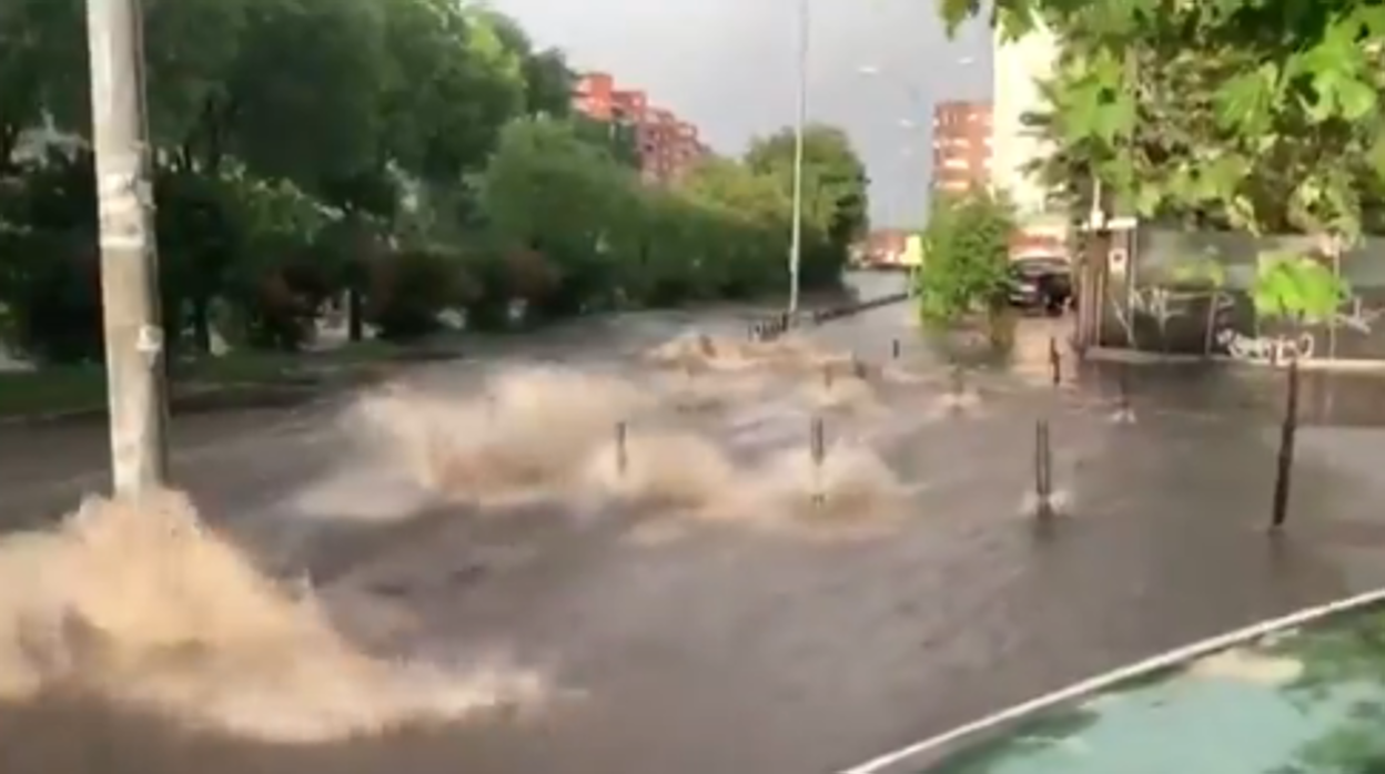 Imagen de una calle de Fuenlabrada totalmente inundada tras la tormenta