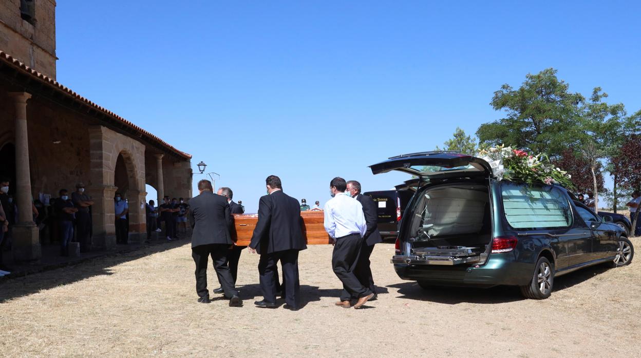 EI funeral por las tres mujeres atropelladas el pasado miércoles en Pedrosillo El Ralo (Salamanca) se celebró en la iglesia de la localidad