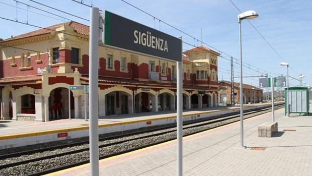 Sigüenza recupera dos trenes semanales pero sigue sin servicio diario