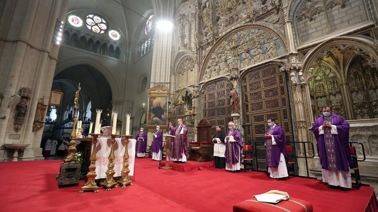 Momento de la misa funeral por la víctimas del Covid-19 en la catedral de Toledo