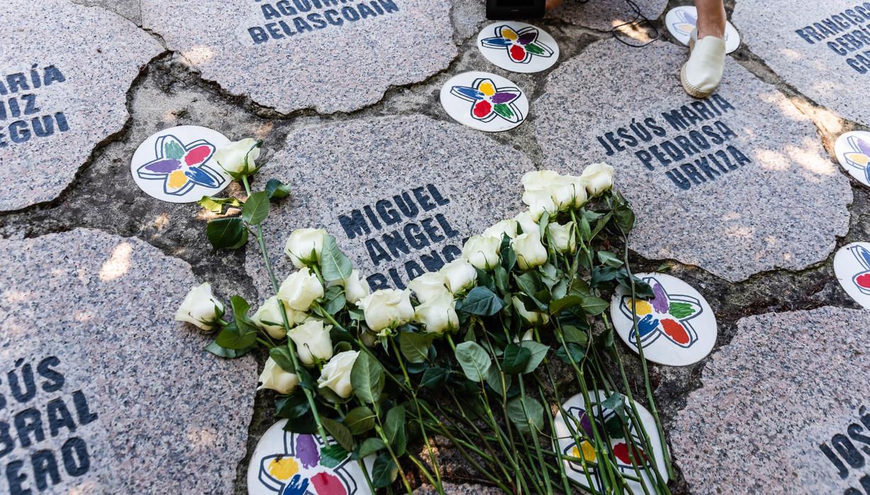 Ofrenda floral en recuerdo de Miguel Ángel Blanco en Vitoria