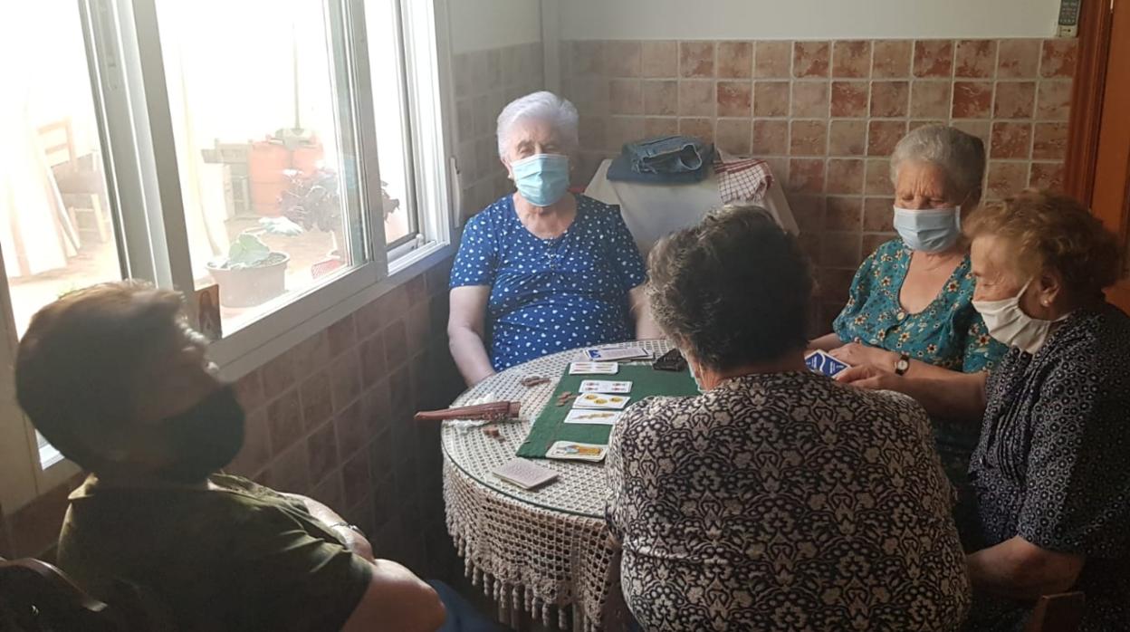 Ceferina (de azul), este sábado jugando a las cartas con sus amigas