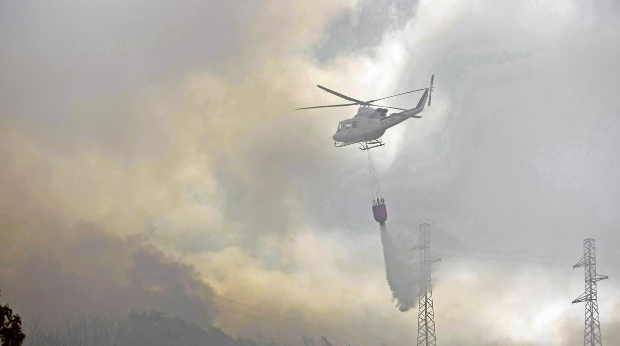 Un incendio durante las labores de extinción de un fuego en La Coruña