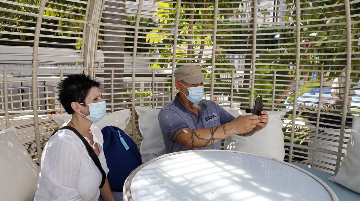 Imagen de dos clientes de un hotel de Benidorm con mascarilla