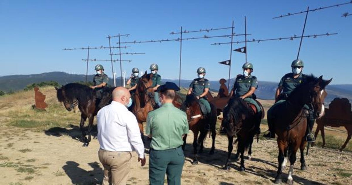 Agentes del Escuadrón de Caballergía de la Guardia Civil en el Alto del Perdón en Navarra.