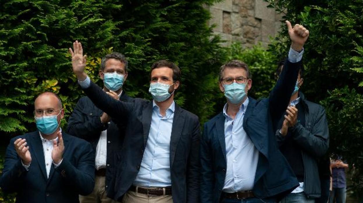 Pablo Casado y Alberto Núñez Feijóo, en la campaña gallega