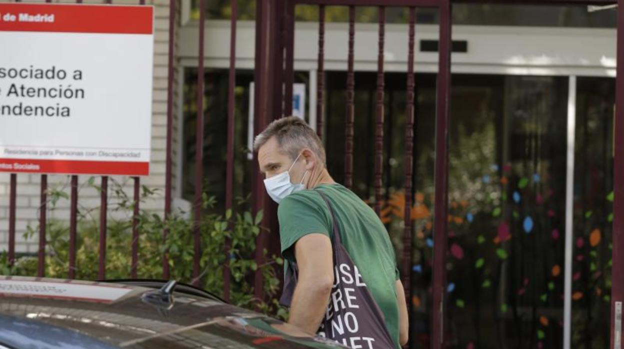 Urdangarin llega al Hogar de Don Orione para hacer su voluntariado