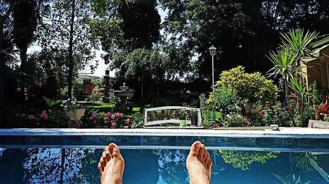 Imagen de la piscina de la casa donde fue hallado el cadáver. La fotografía estaba publicada en la cuenta del acusado en Instagram y recogida por el periodico local La Comarca