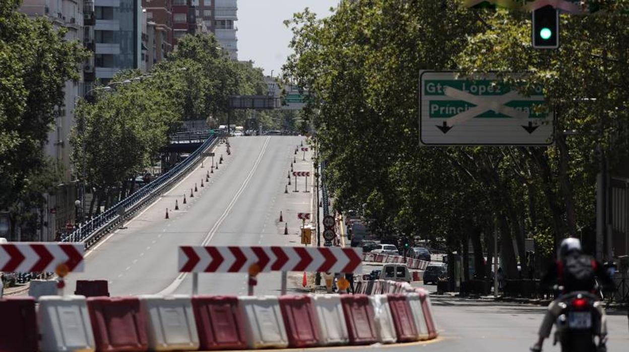 El puente de Joaquín Costa, ya perimetrado antes de su demolición