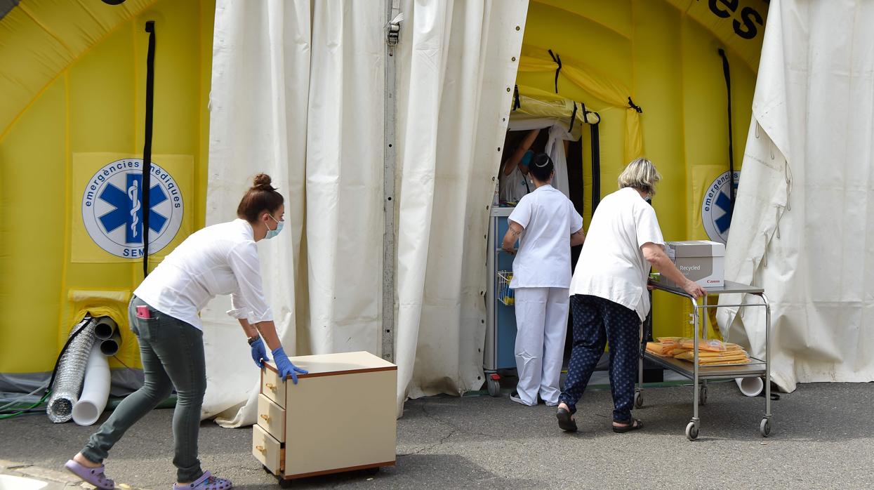 Sanitarios trabajan en el hospital de campaña de Lérida