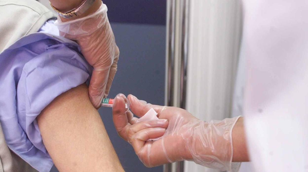 Casi 42.000 jóvenes de 18 y 19 años recibirán desde este miércoles la vacuna frente a la meningitis