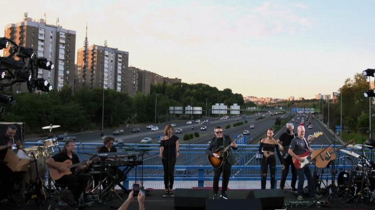 Alejandro Sanz y su banda tocan en un concierto sorpresa sobre el puente donde compuso «Corazón partío»