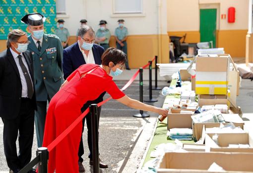 Imagen de la directora general de la Guardia Civil, María Gámez, onservando el material intervenido