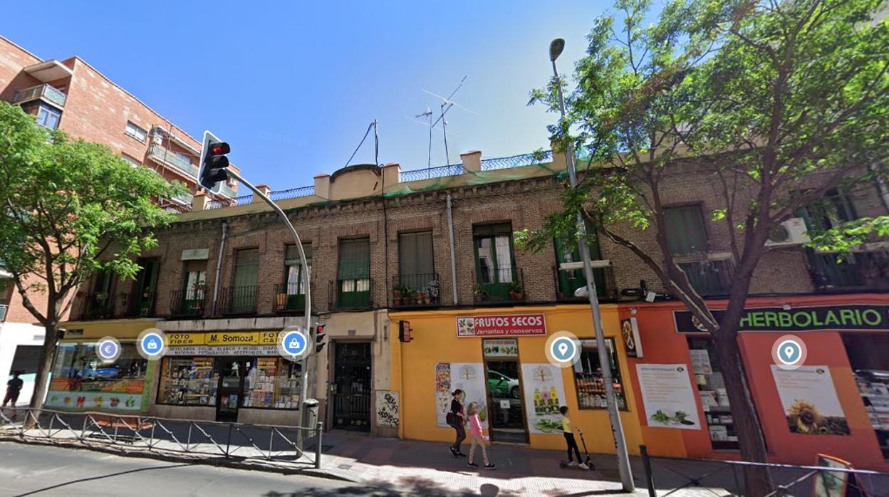 Exterior de la vivienda en la que han hallado el cuerpo sin vida de la mujer