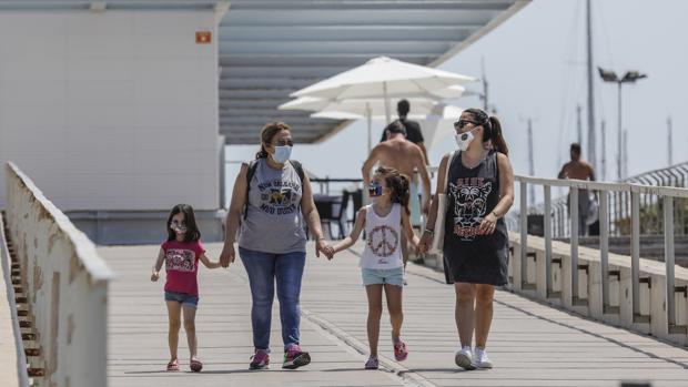 La Policía aumentará el control del uso de la mascarilla por barrios en Valencia para evitar rebrotes de coronavirus