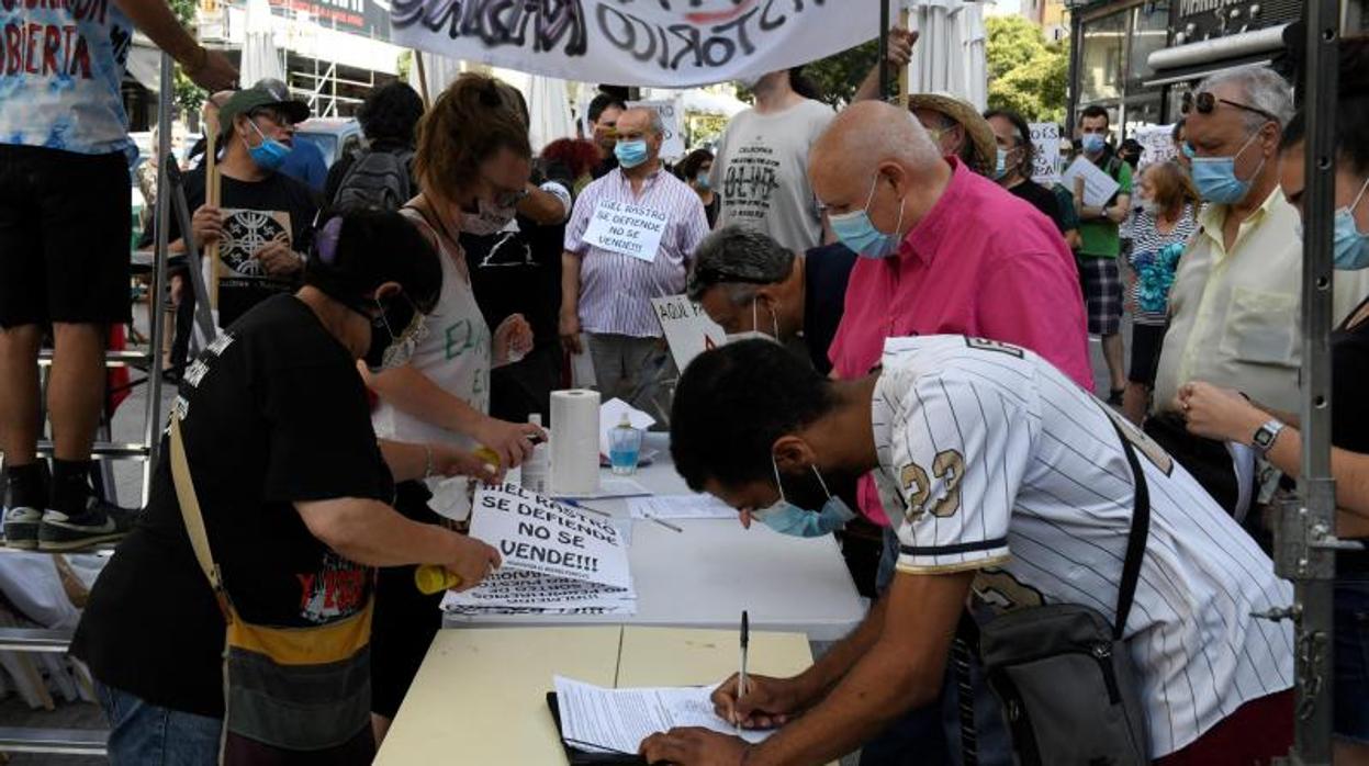 Los comerciantes de El Rastro Punto Es recogen firmase en una protesta celebrada el pasado domingo