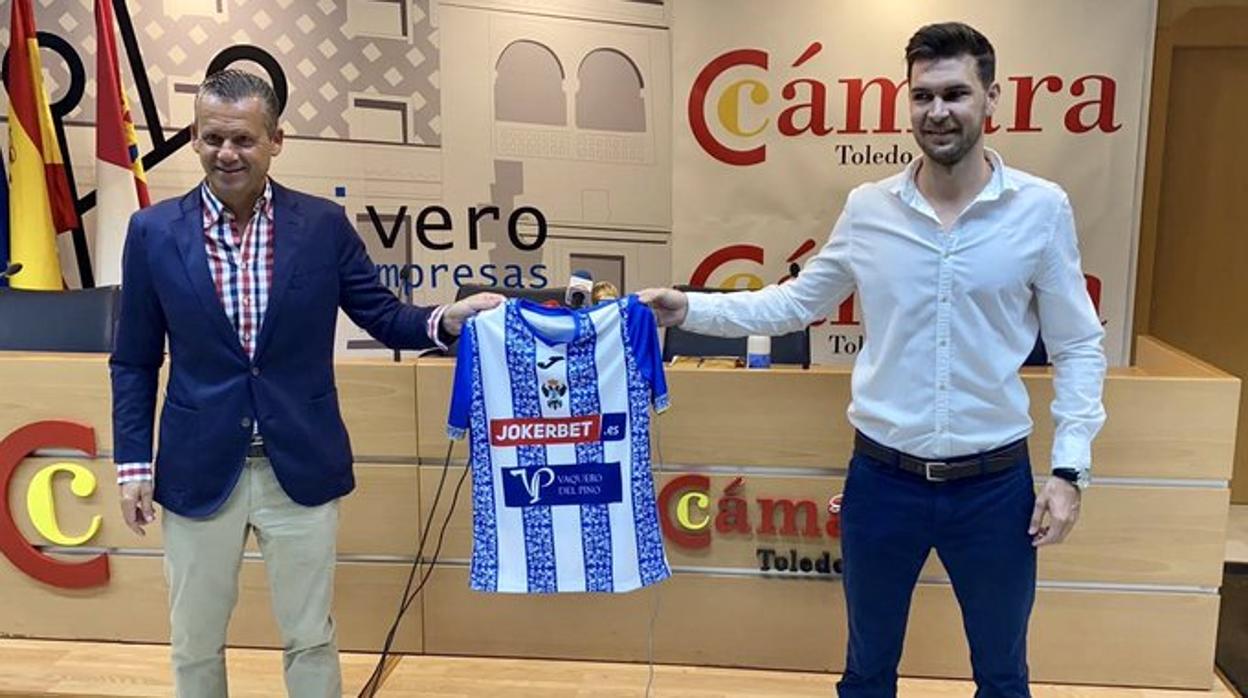 César Muñiz Fernández, director general del CF Talavera, presentó a Víctor Cea, nuevo entrenador, en la Cámara de Comercio de la ciudad de la cerámica