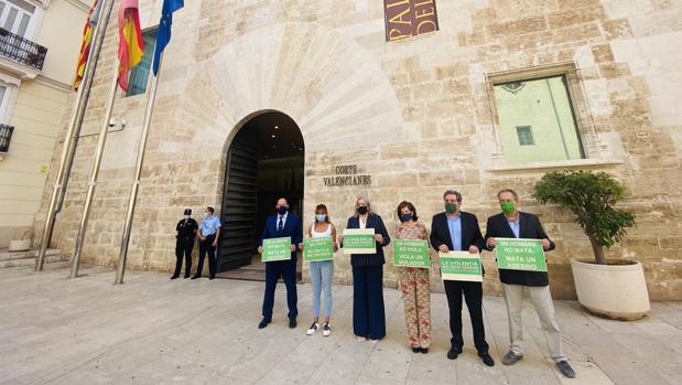 Vox se queda solo en el minuto de silencio por el hombre asesinado por su novio en Alcañiz