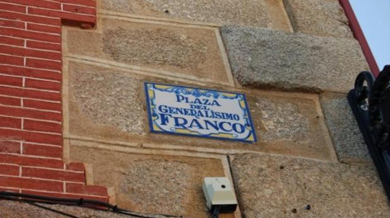 Placa ubicada en una de las calles del municipio, dedicada al General Franco