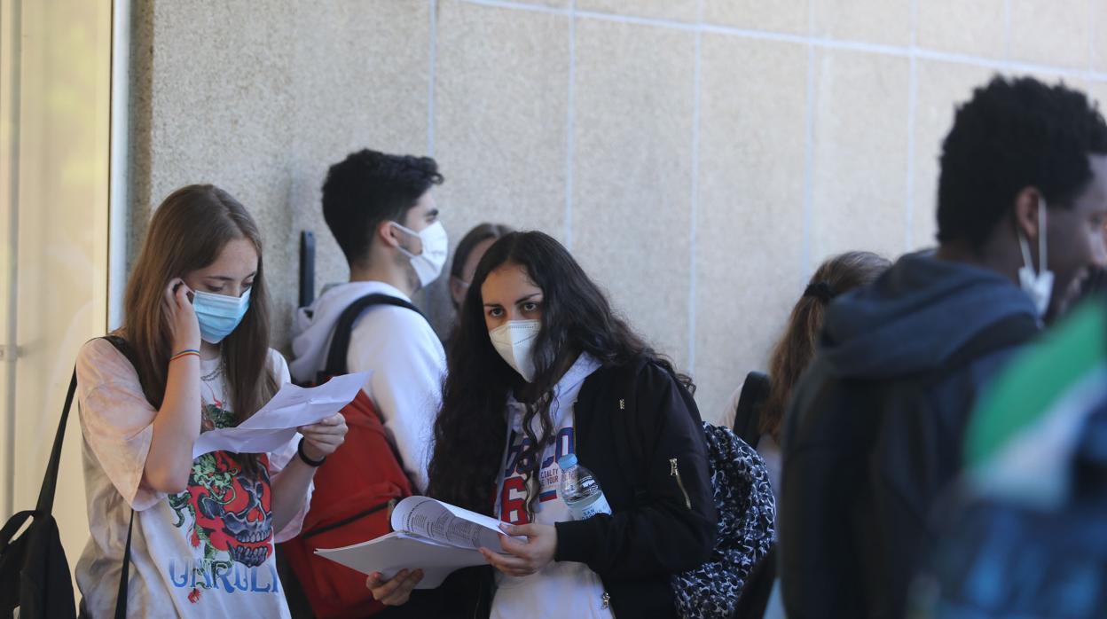 Estudiantes daban un último repaso antes de examinarse de selectividad