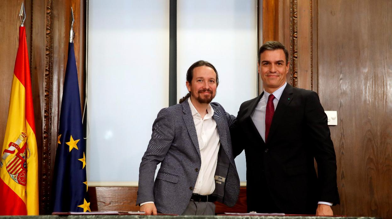 Pablo Iglesias y Pedro Sánchez, en la firma de su acuerdo de coalición