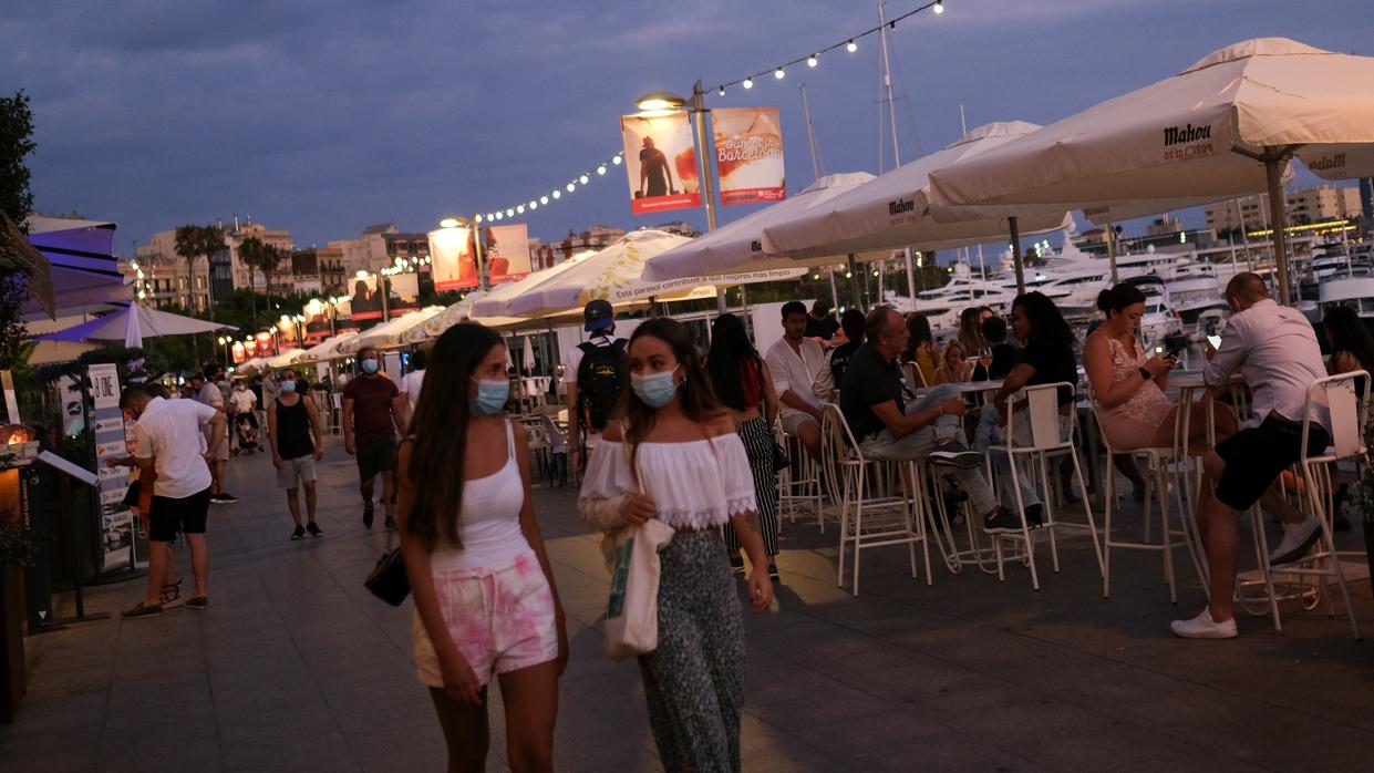 Turistas y ciudadanos pasean por las terrazas de Barcelona