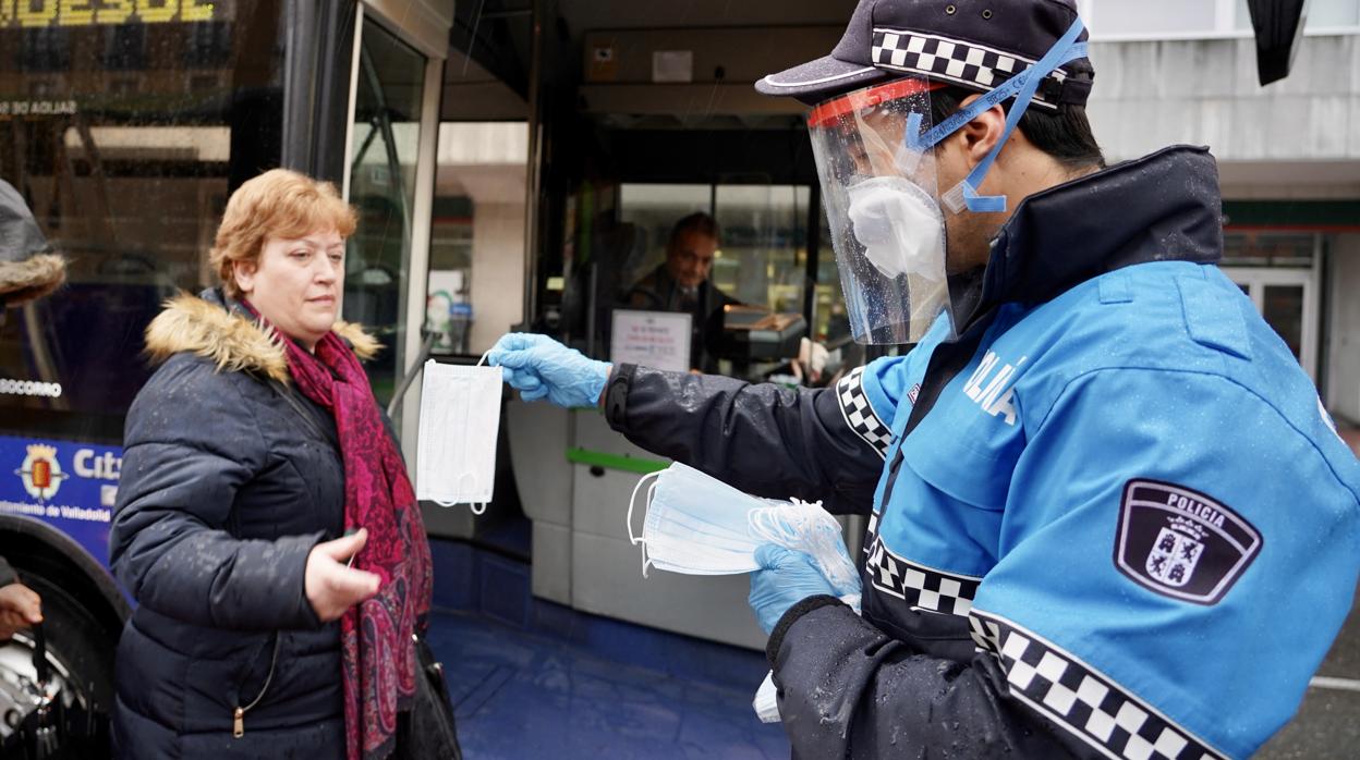 Entrega de mascarillas a usuarios del autobús urbano de Valladolid