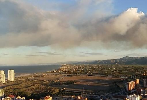 Imagen del incendio de Carcaixent de 2016 tomada desde Cullera