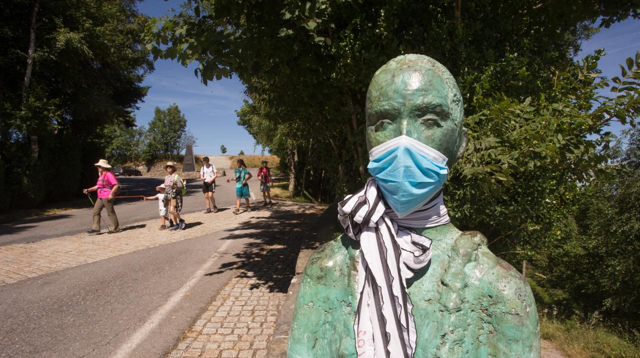 Escultura con mascarilla en el Camino de Santiago, a la altura de O Cebreiro