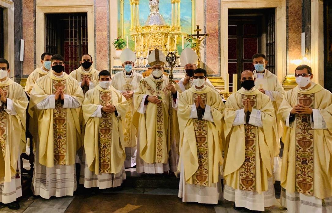 El arzobispo de Toledo y los nuevos sacerdotes protegidos con mascarillas