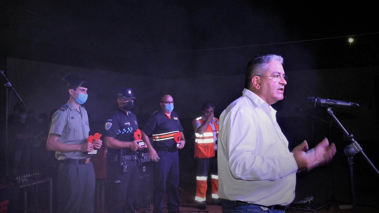 El alcalde entregó un galardón a Guardia Civil, Policía Local, Protección Civil y Cruz Roja