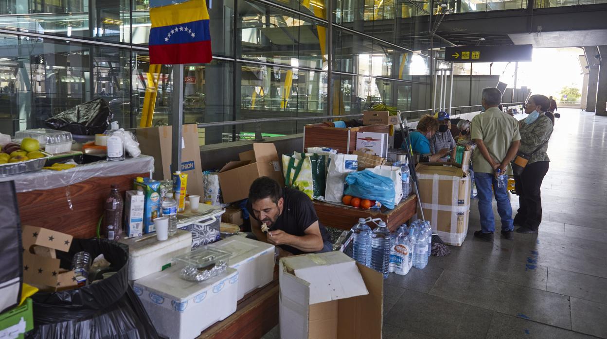 Un venezolano come en la T4 del aeropuerto de Barajas, en un campamento improvisado