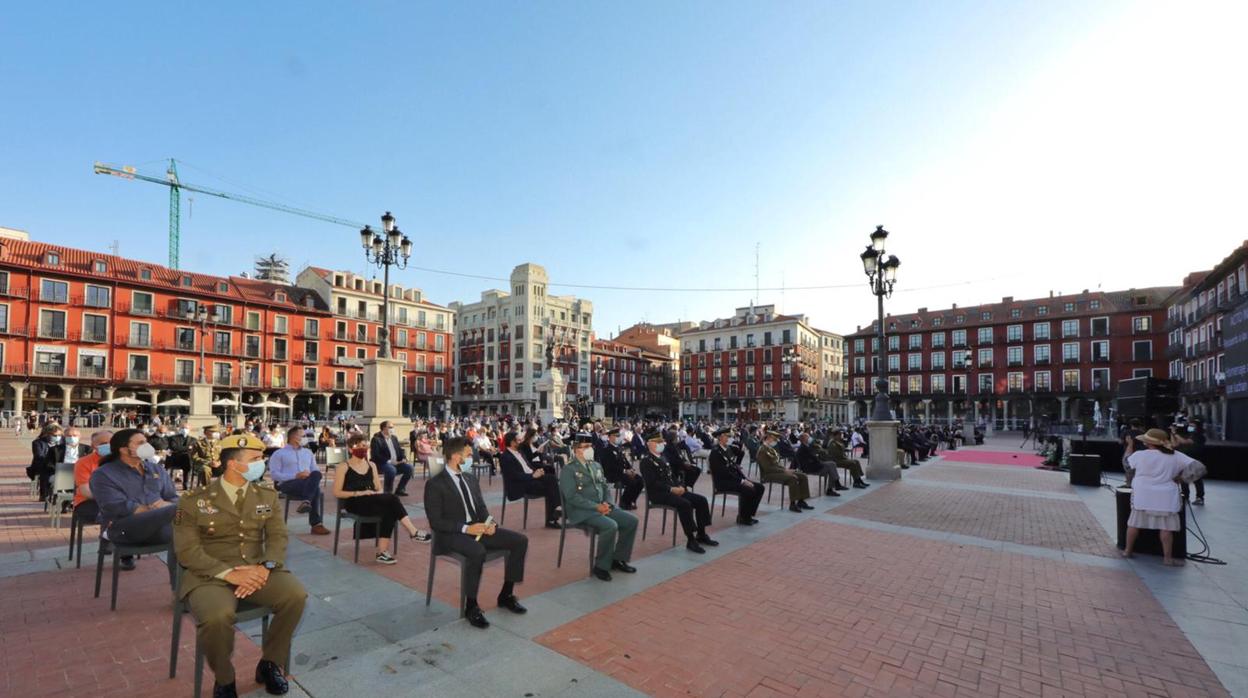 Asistentes al homenaje a las víctimas del coronavirus en la Plaza Mayor de Valladolid