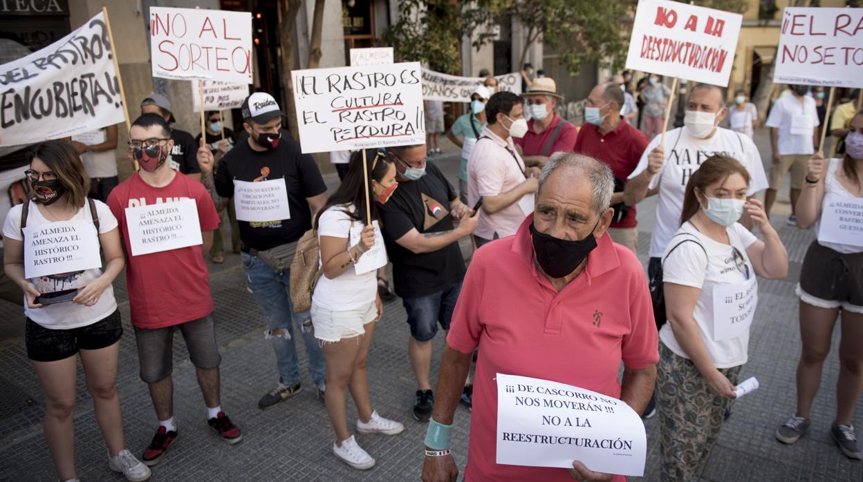 Los comerciantes de El Rastro, en la manifestación del pasado domingo