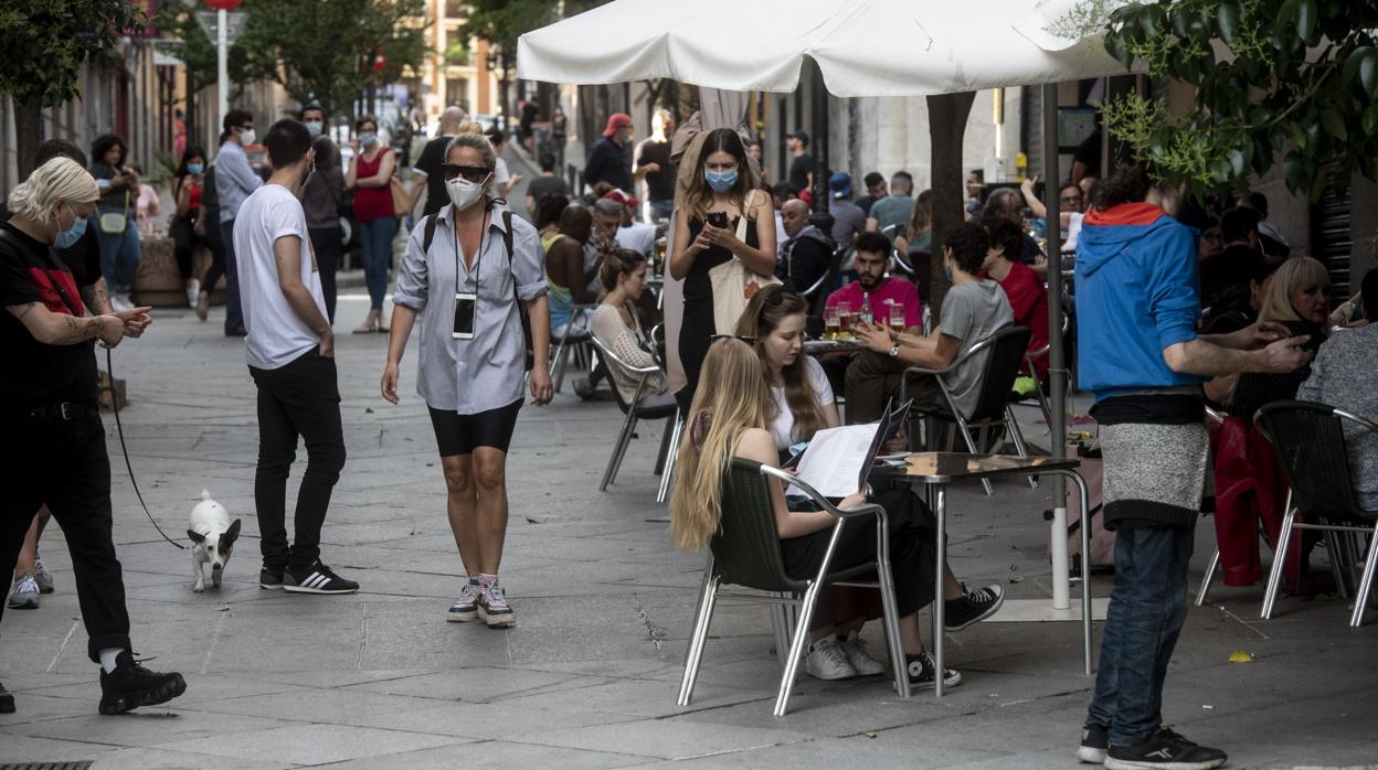 Decenas de personas en unas terrazas del centro de Madrid