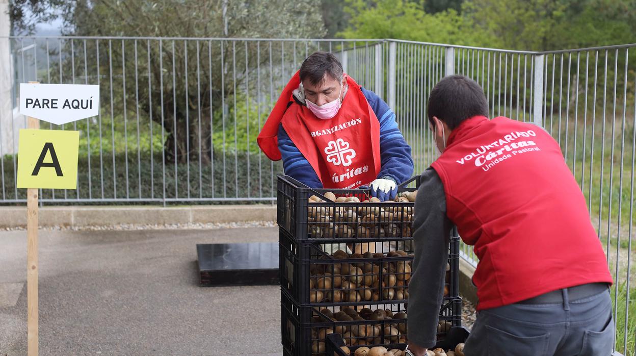 Voluntarios de Cáritas repartiendo comida en Milladoiro, Santiago