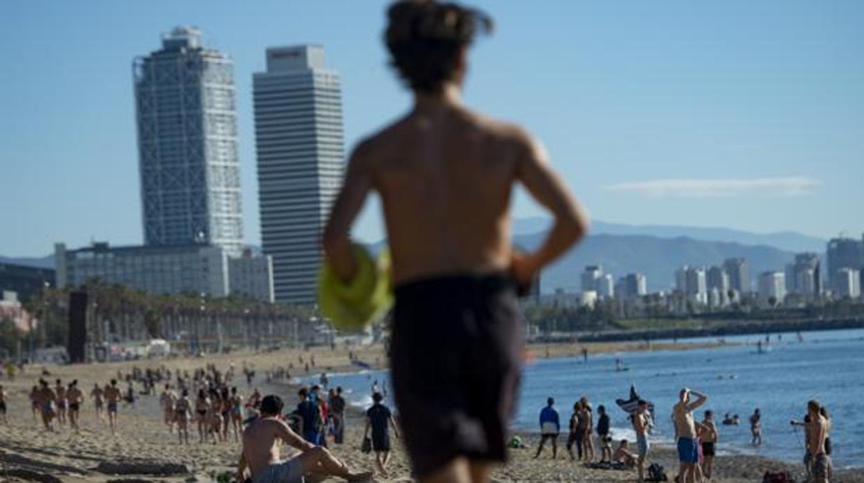 Una playa de Barcelona, hace unas semanas