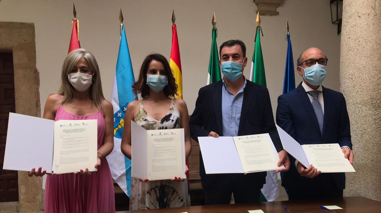 De izquierda a derecha, Patricia del Pozo, Nuria Flores, Román Rodriguez y Javier Ortega, representantes de las cuatro comunidades firmantes.