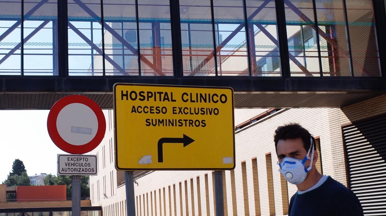 Un joven con mascarilla pasa por delante del Hospital Clínico de Zaragoza