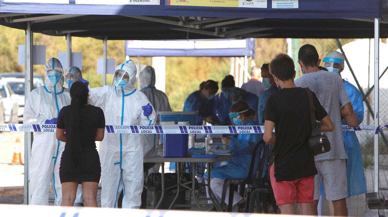 Imagen del personal sanitario en Santa Pola realizando pruebas de Covid-19 a las personas que estuvieron en una discoteca