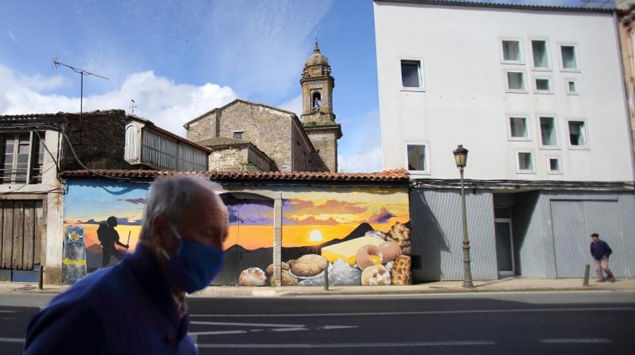 Un hombre pasea con mascarilla en la localidad coruñesa de Melide