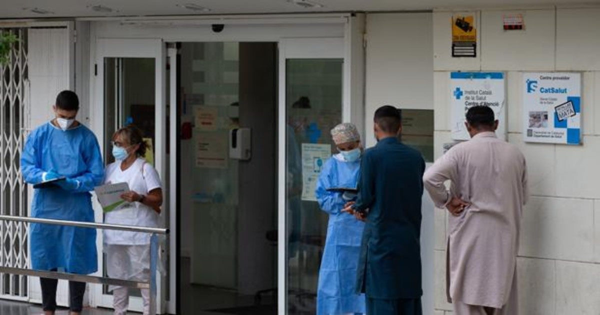 Sanitarios atienden las consultas de algunos ciudadanos en un ambulatorio de L'Hospitalet