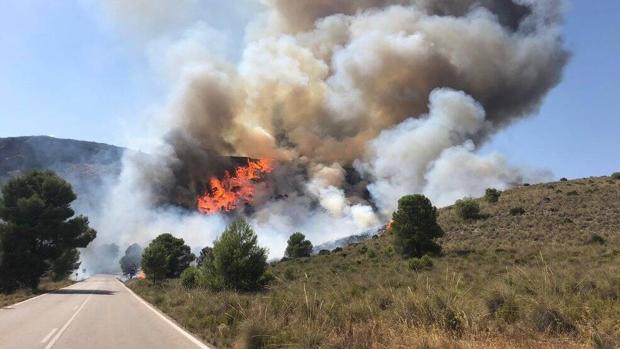 Más de 100 personas trabajan en incendio activo Agramón, declarado de nivel 1