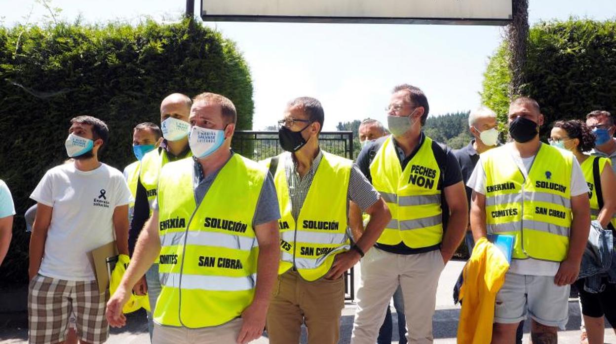 Trabajadores de Alcoa este miércoles a la entrada del restaurante en la que se negocia el ERE