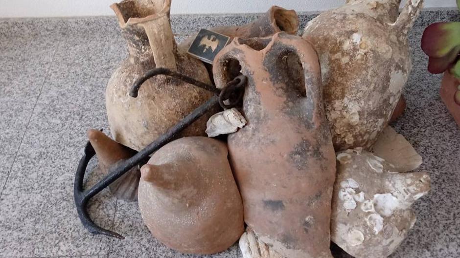 Recuperan trece ánforas romanas del siglo I que decoraban una tienda de congelados en Santa Pola