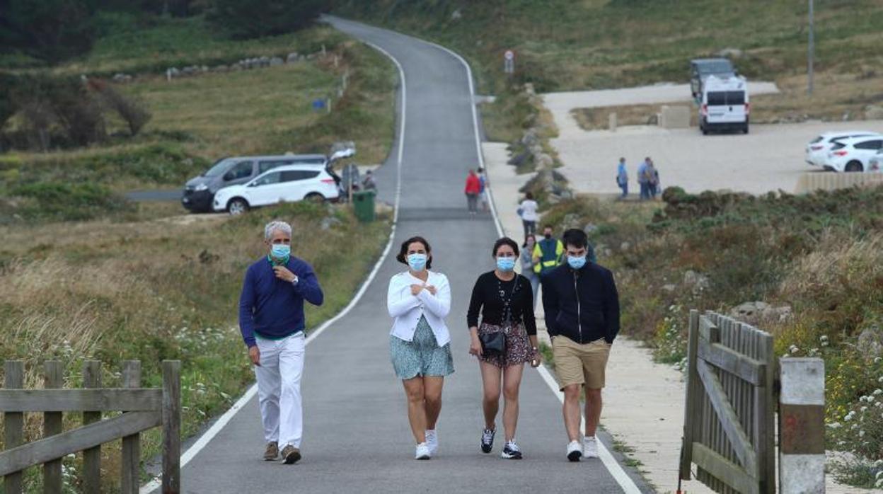 Personas con mascarilla en Estaca de Bares