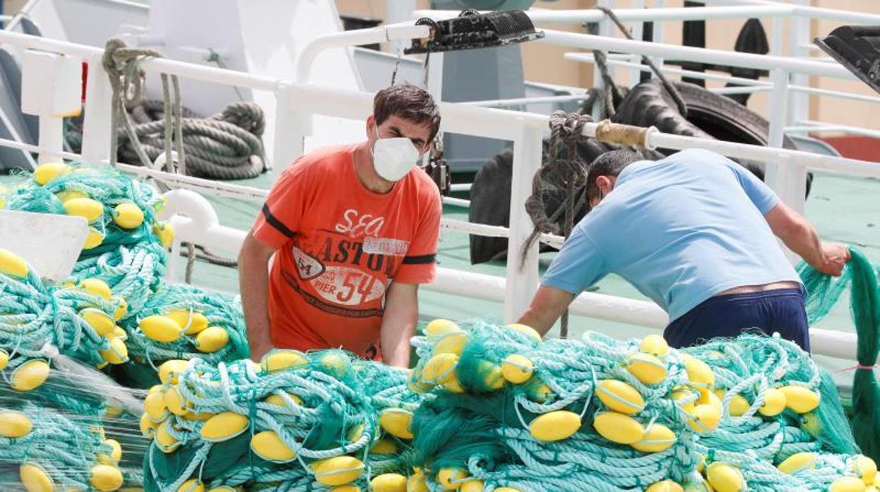 Marineros en el puerto de Burela durante el confinamiento por el rebrote