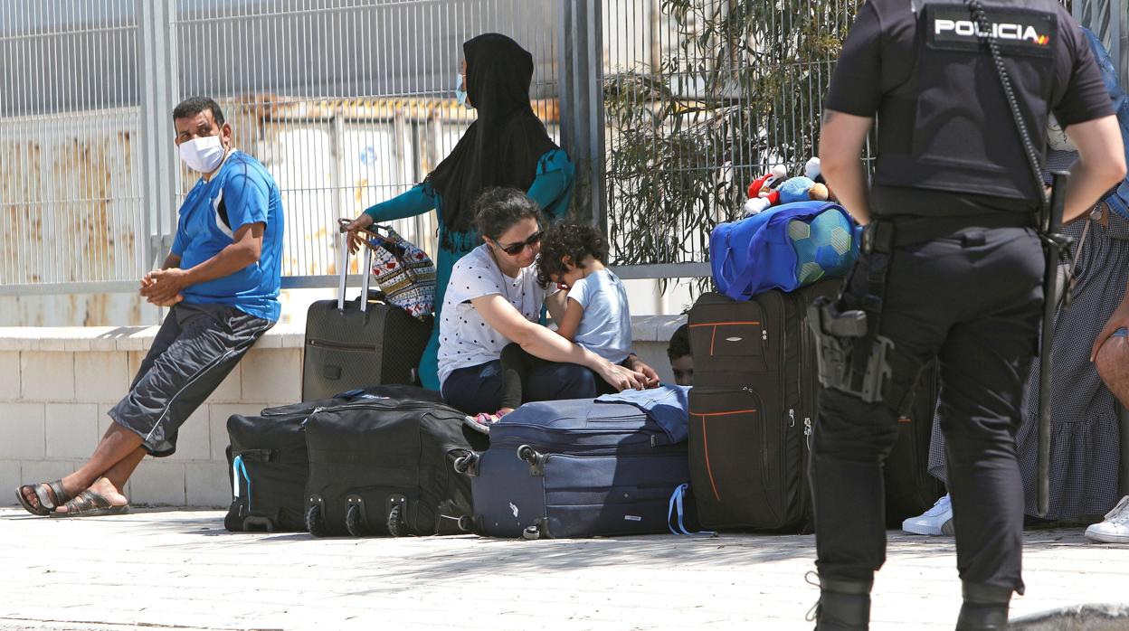 Imagen de algunos de los argelinos repatriados desde el puerto de Alicante